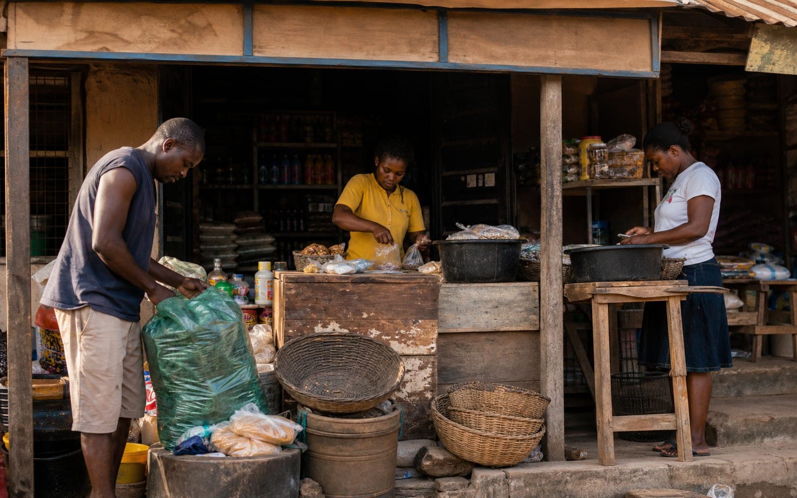 An aggregator reviewing performance with two of the agents in their cluster